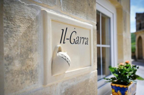 Ġarra Farmhouse with Heated Pool